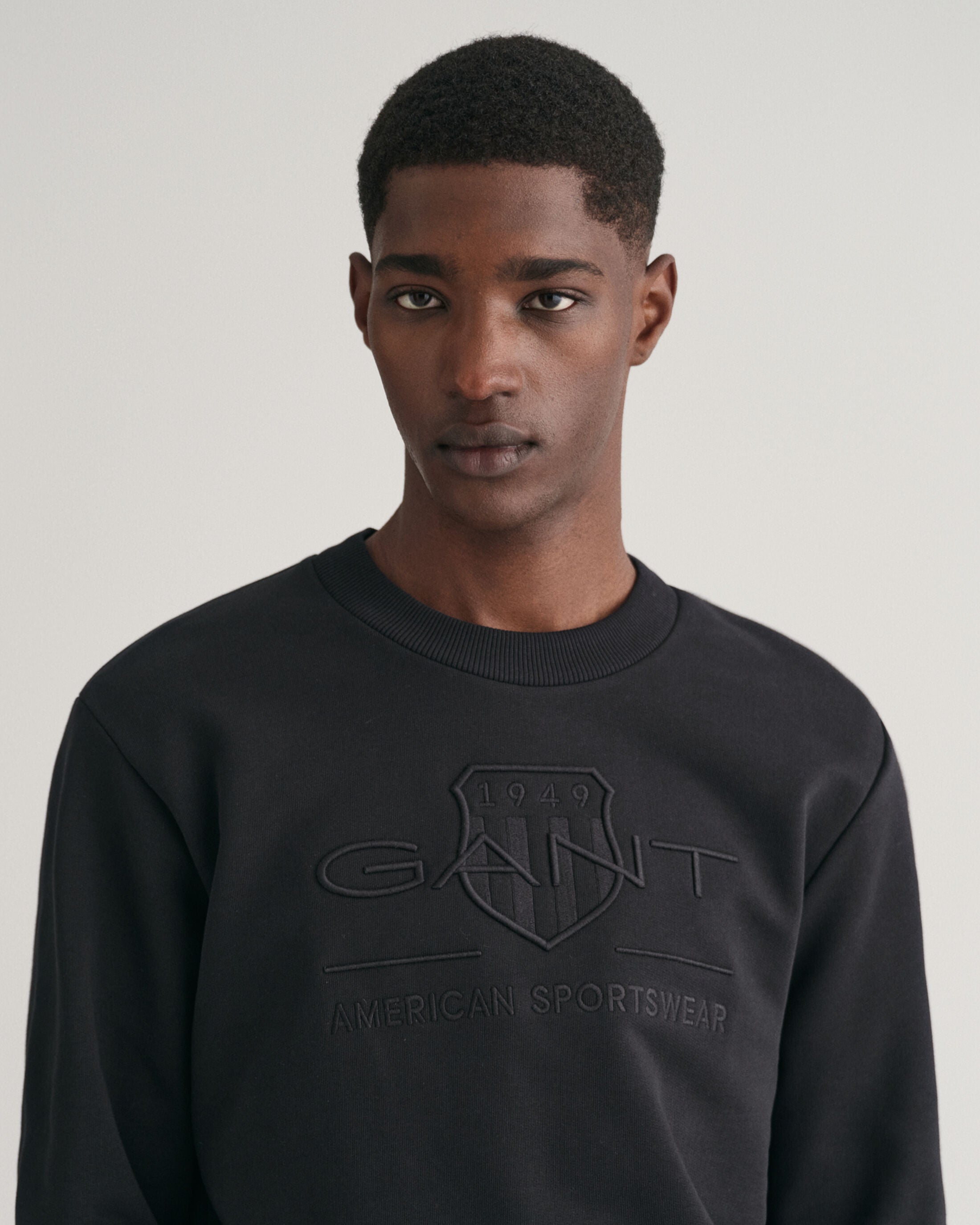 REG TONAL SHIELD C-NECK SWEAT-BLACK