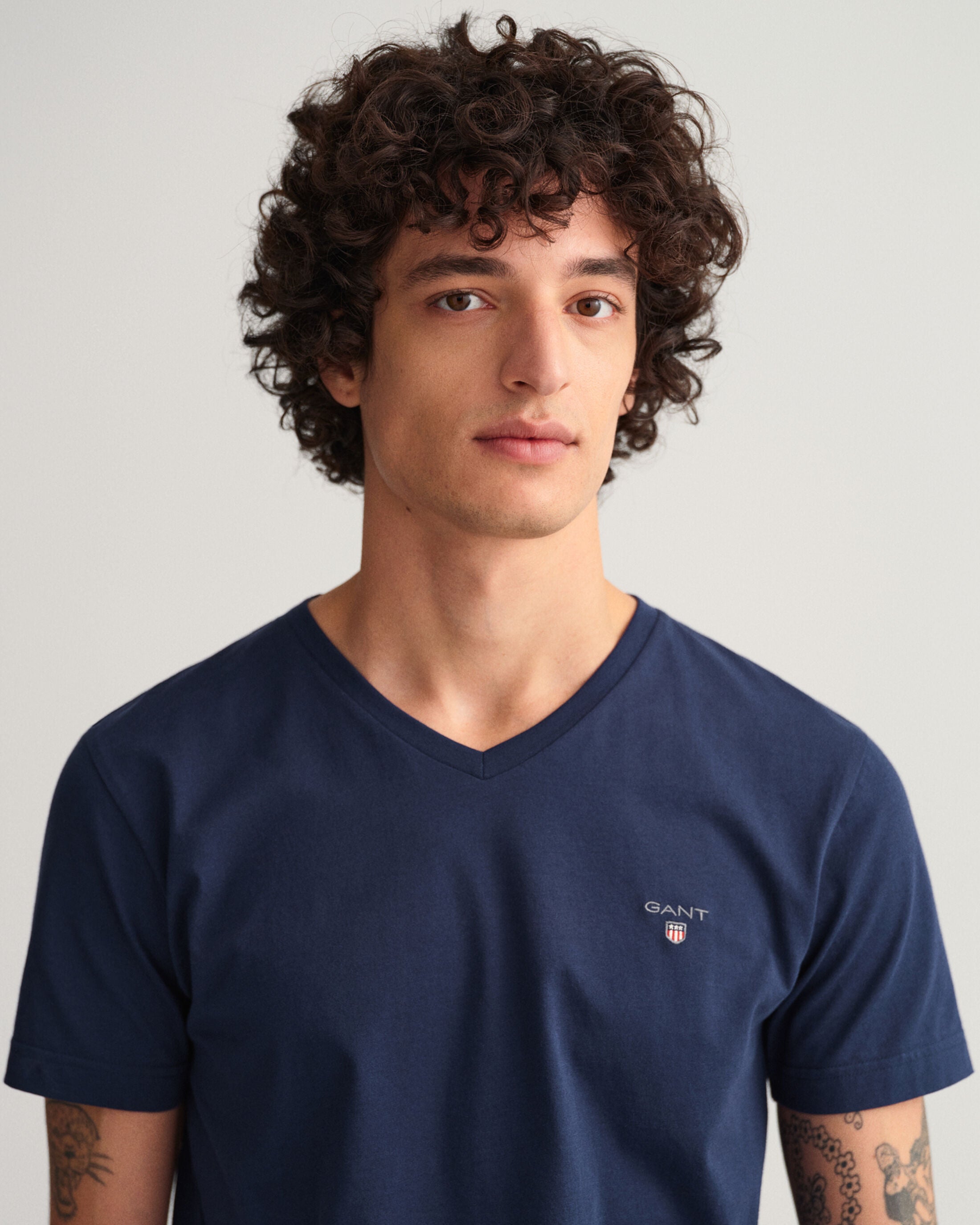 THE ORIGINAL FITTED SLIM V-NECK T-SHIRT-EVENING BLUE