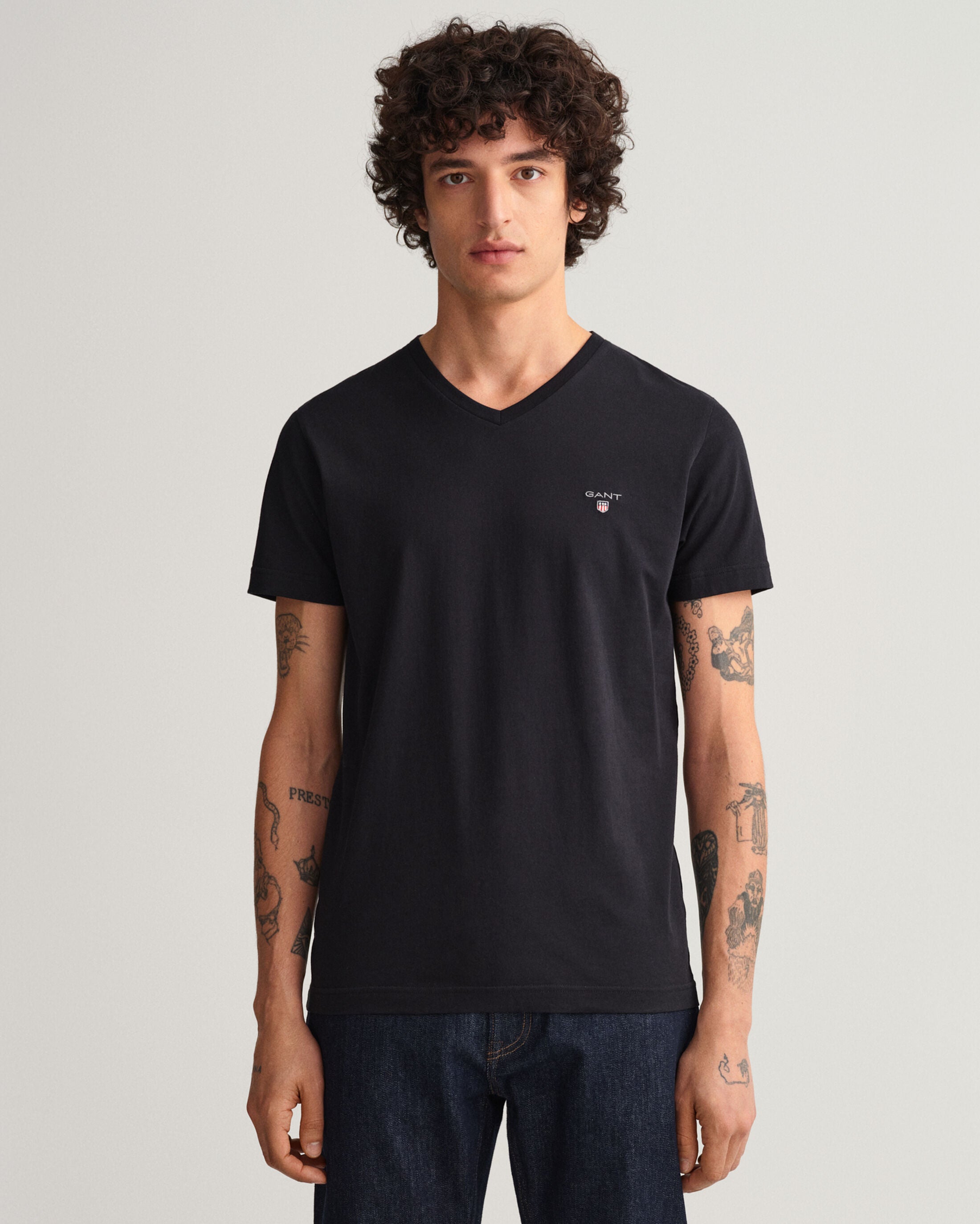 THE ORIGINAL FITTED SLIM V-NECK T-SHIRT-BLACK