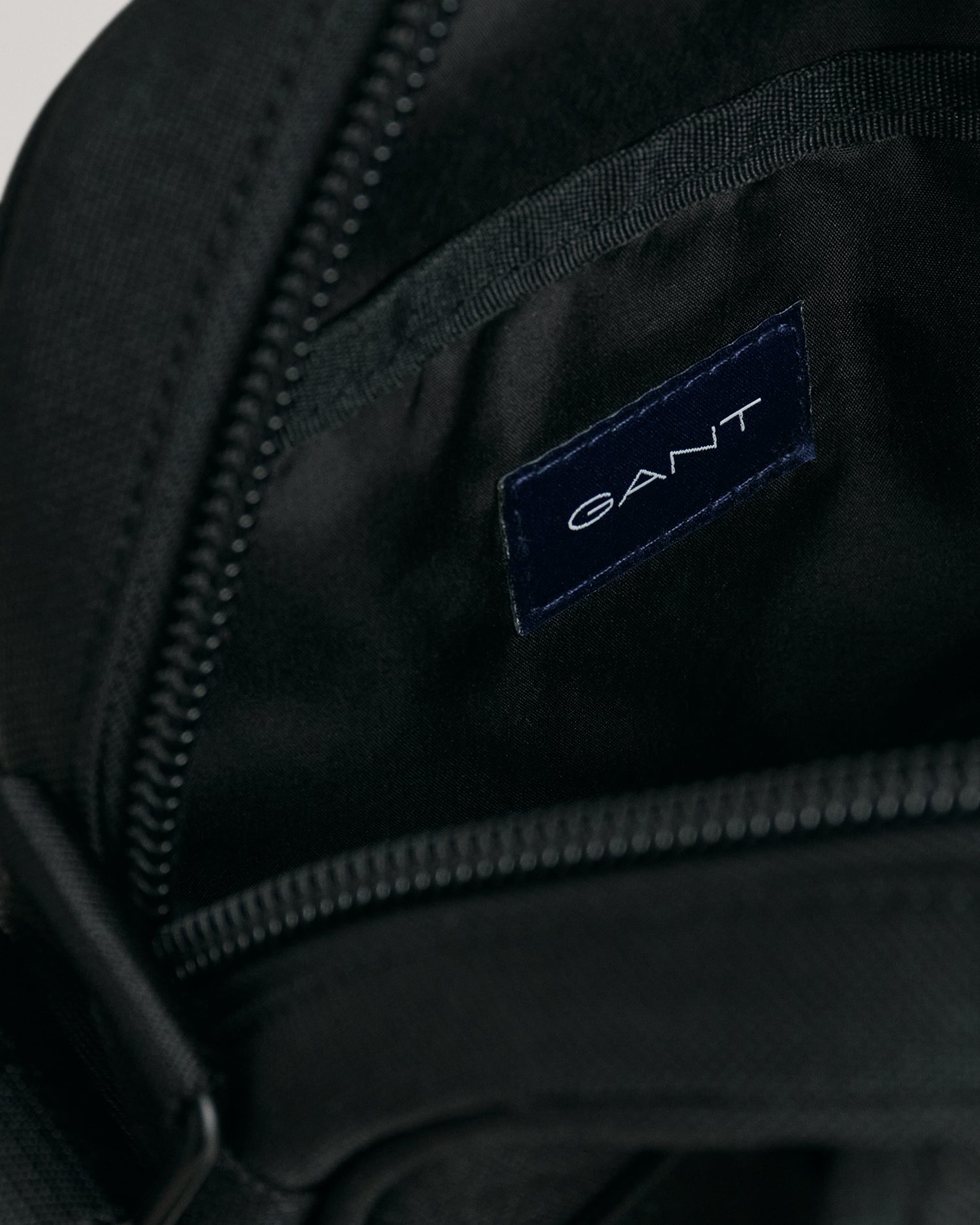 UNISEX. GANT USA CROSSBODY BAG-EBONY BLACK