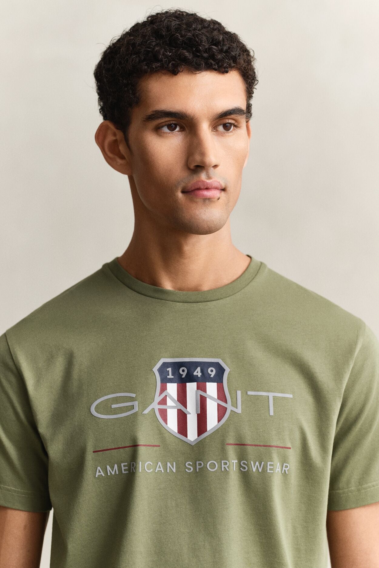 REG ARCHIVE SHIELD SS T-SHIRT-DRY HERB GREEN
