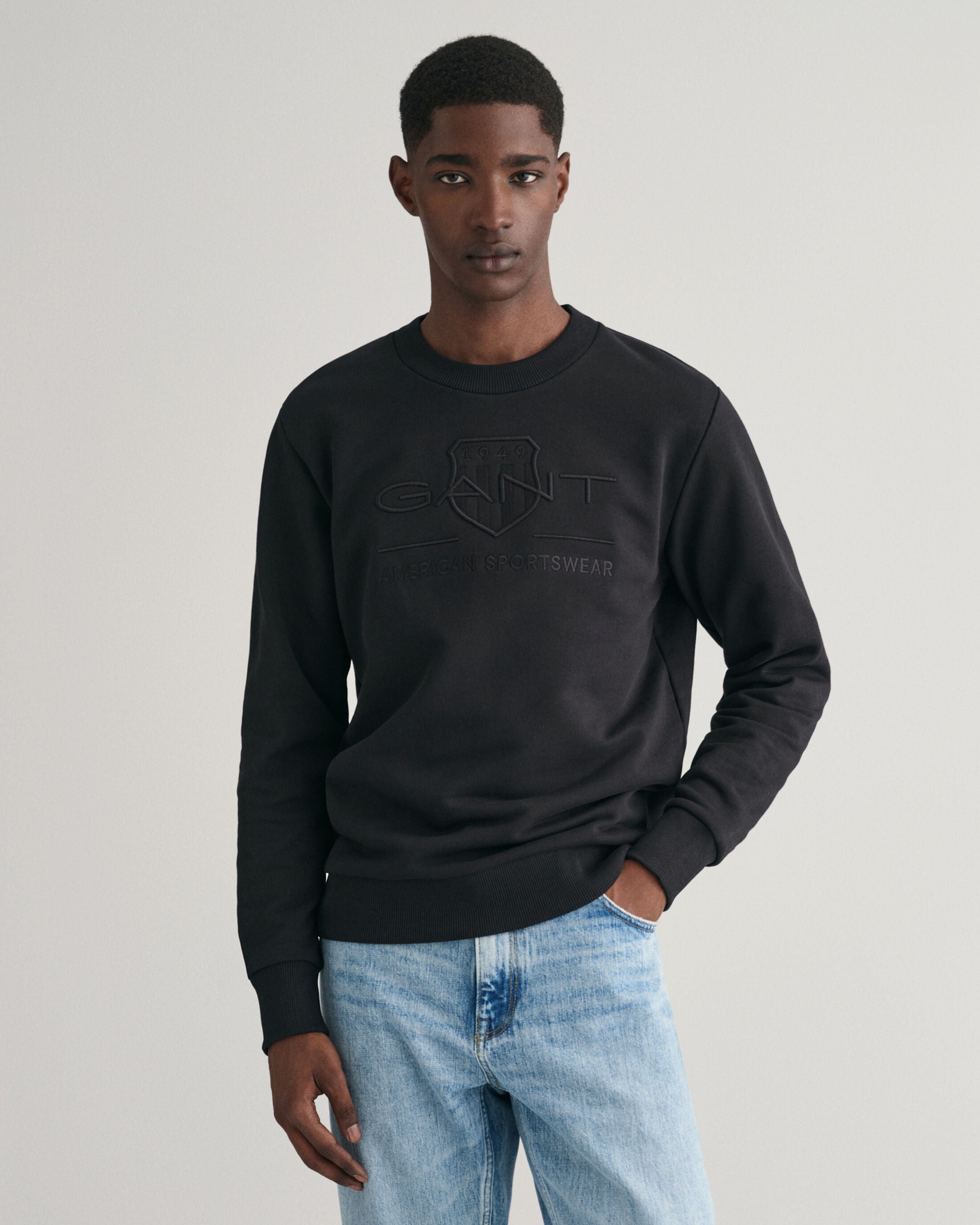 REG TONAL SHIELD C-NECK SWEAT-BLACK